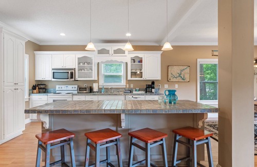 Eatonton House | Summer Fun in Lakeside Luxury: Spacious Home, Pet-Friendly, Near Attractions + Hiking