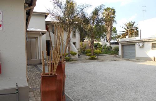 Farrarmere House | Summer Garden Guest House (The Palms)