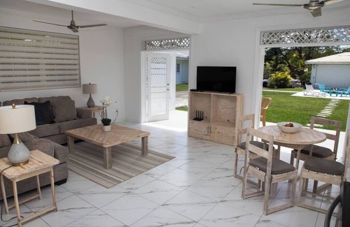 Gibbes Apartment | Summer Getaway: 2Bed Bungalow with Private Pool
