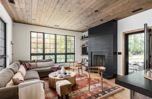 Tollgate Canyon Cabin | Summer getaway in the mountains. A cozy and charming cabin close to Park City!