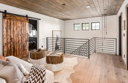 Tollgate Canyon Cabin | Summer getaway in the mountains. A cozy and charming cabin close to Park City!