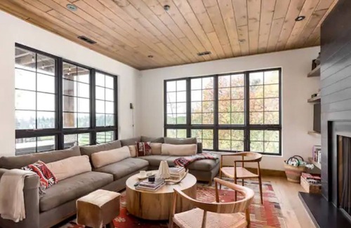 Tollgate Canyon Cabin | Summer getaway in the mountains. A cozy and charming cabin close to Park City!