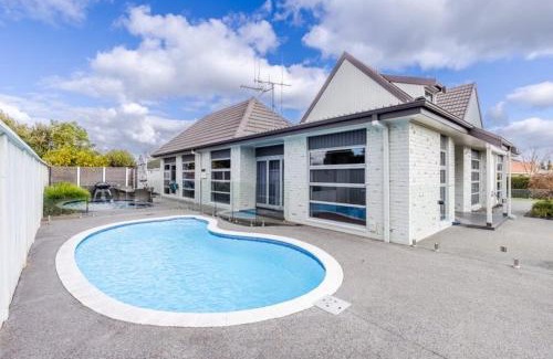 Hamilton House | Summer Holiday 4 bedrooms house in Hamilton with pool and spa