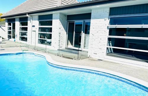 Hamilton House | Summer Holiday 4 bedrooms house in Hamilton with pool and spa