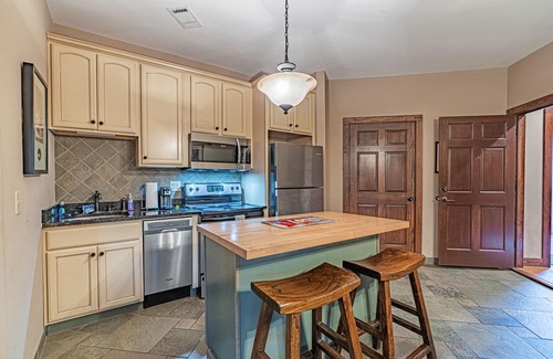Lake Oconee Villa | SUMMER SPECIAL PRICES! Beautiful lakefront villa with boat slip in Cuscowilla.