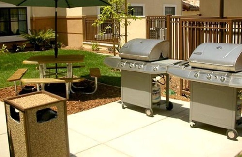 Thousand Oaks House | Summer Travel Getaway! 3 Units w/ Full Kitchens, Work Space, Fitness Center