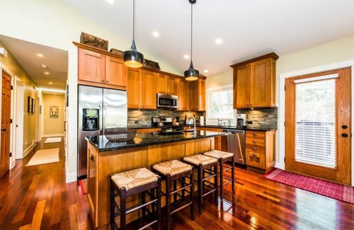 Lakeside House | (Summer Weeks Available!) ASSOCIATION BEACH ACCESS and PRIVATE TENNIS COURT!