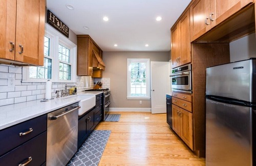 Lakeside Cottage | (Summer Weeks Available!) Lakeside Home Walking Distance To Association Beach!