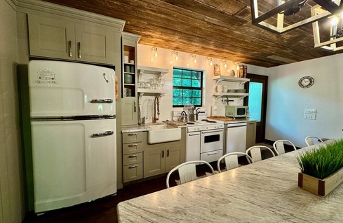 Wears Valley Cabin | Summer Wind 2 Bedroom Cabin by RedAwning