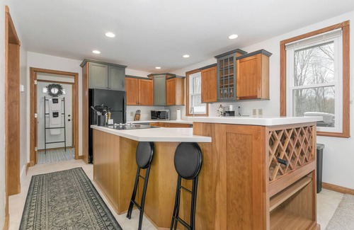 Portage House | Summer Woods Family Retreat w Game Room - Near Devil’s Lake, Mirror Lake & Dells