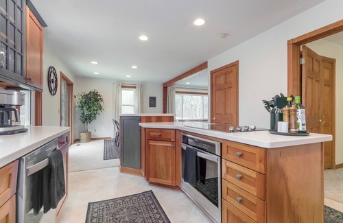 Portage House | Summer Woods Family Retreat w Game Room - Near Devil’s Lake, Mirror Lake & Dells
