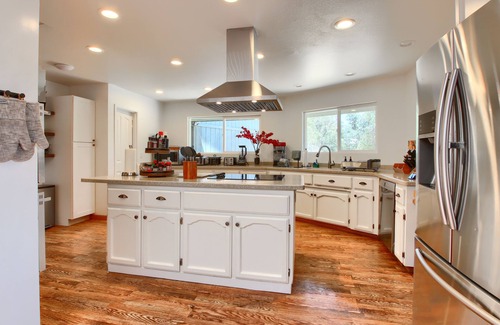 Coarsegold House | Summers@BOM, YosemiteBassLake, Sleeps 22, hottub, MovieGameBilliardsPlay