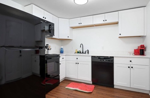 Richmond Hill House | Summertime near SAV, Fast EV Charger + Pets