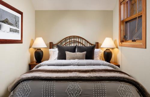 Snowmass Village Apartment | Summertime Sanctuary Top-floor Mountain Studio