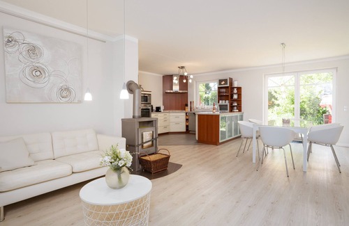 Fissau House | Summertime vacation home with terrace and beach chair in Eutin-Fissau