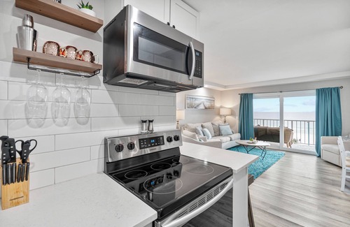 Panama City Beach Hotel | Summit 1BR-Sleeps 5-Includes Beach Service Chairs for Spring - Fall 2025!