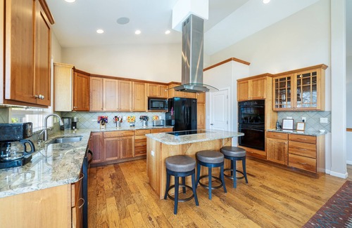 Helios Hills House | Summit Pool House, Hot Tub, Pool, 5 Bedroom 3 Bath, Lake Views, Game Room