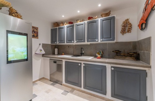 Murs Villa | Sumptuous 5-star bastide with views of the Luberon, swimming pool, garden and Wi-Fi.