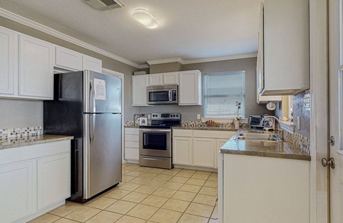 Galveston House | Sun and Moon - This cute and affordable beachfront home is close to the Ferry.