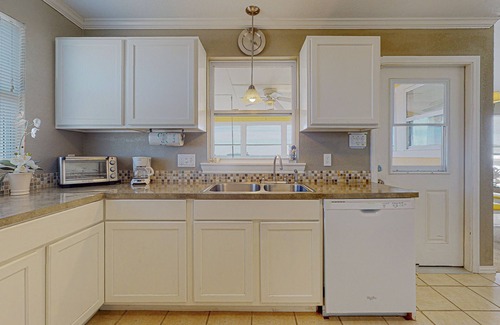 Galveston House | Sun and Moon - This cute and affordable beachfront home is close to the Ferry.