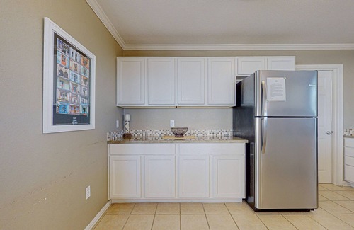 Galveston House | Sun and Moon - This cute and affordable beachfront home is close to the Ferry.