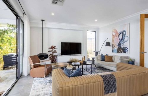 Mount Claremont House | Sun drenched new house in tranquil St Johns Wood Estate. Free WIFI & Parking