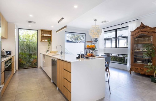 Mount Claremont House | Sun drenched new house in tranquil St Johns Wood Estate. Free WIFI & Parking