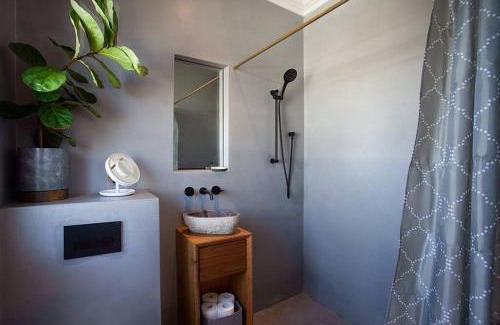 North Bondi Apartment | Sun-filled North Bondi Apartment moments to beach