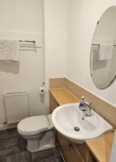 Stockton-on-Tees House | Sun Gardens Retreat- can sleep 10 with 4 Double Beds & 2 sofa beds