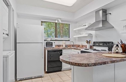 Butler Beach Apartment | Sun-kissed Paradise With Pool View Free Tix