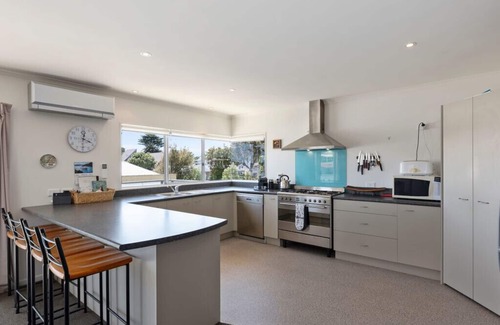 Paraparaumu Cottage | Sun on Seaview - Paraparaumu Beach Holiday Home