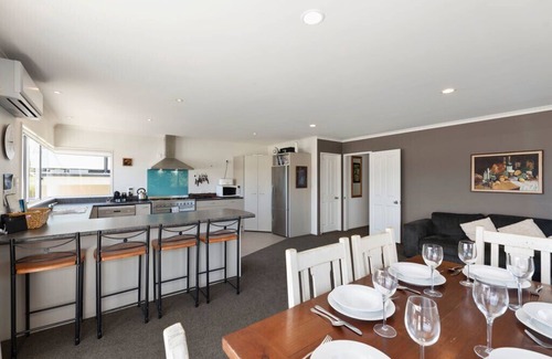 Paraparaumu Cottage | Sun on Seaview - Paraparaumu Beach Holiday Home