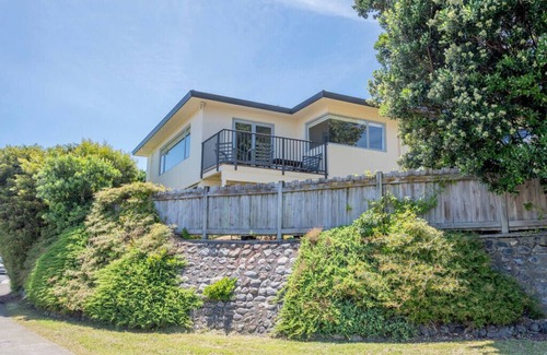 Paraparaumu Cottage | Sun on Seaview - Paraparaumu Beach Holiday Home