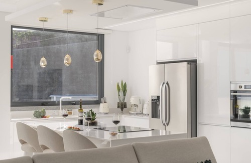 Canhas House | Sun, pool and comfort, The White House