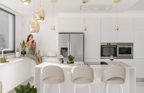 Canhas House | Sun, pool and comfort, The White House