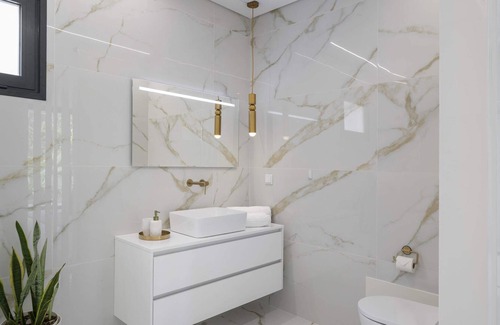Canhas House | Sun, Pool and Comfort, The White House