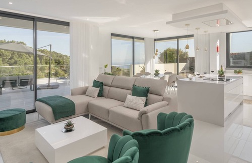 Canhas House | Sun, Pool and Comfort, The White House