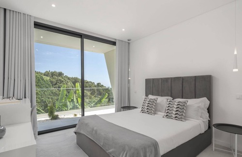 Canhas House | Sun, Pool and Comfort, The White House