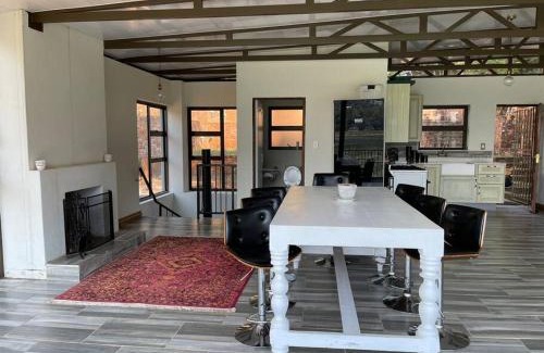 Kosmos Apartment | Sun Room (Studio) on the edge of the Harties dam.