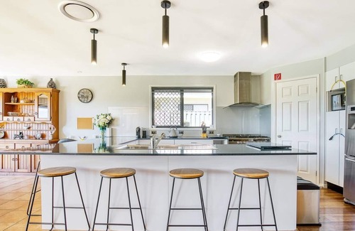 Oxenford House | Sun Soaked Family Escape near Famed Attractions