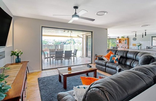 Oxenford House | Sun Soaked Family Escape near Famed Attractions