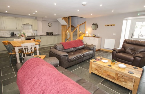Acrefair Cottage | SUN TREVOR BARN 2, pet friendly, with a garden in Llangollen