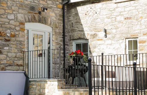 Acrefair Cottage | SUN TREVOR BARN 2, pet friendly, with a garden in Llangollen