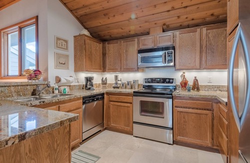 Elkhorn Village Condo | Sunburst Condo 2778 - Tri-level with Elkhorn Amenities & Hot Tub Onsite