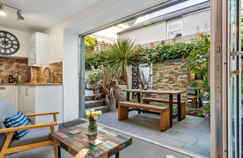 Tenby House | Sunbury Villa - Close to Town and Beaches