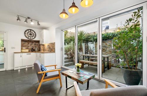 Tenby House | Sunbury Villa - Close to Town and Beaches