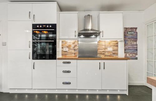 Tenby House | Sunbury Villa - Close to Town and Beaches