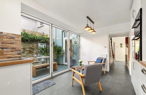 Tenby House | Sunbury Villa - Close to Town and Beaches