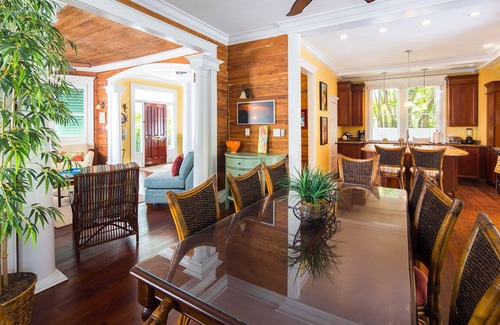 White Street Gallery District House | SUNCATCHER~4 Bedroom, 4 Bathroom in Old Town with Pool!