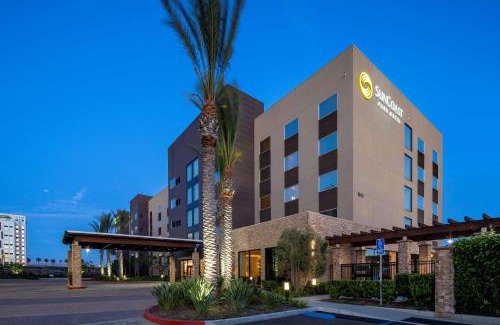 Anaheim Resort Hotel | SunCoast Hotel Anaheim, Tapestry Collection by Hilton